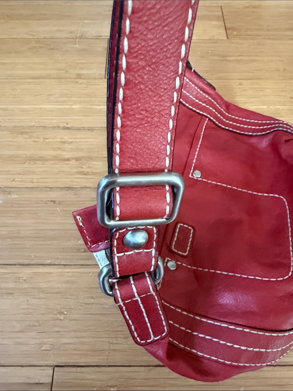 Fossil Red Leather Shoulder Bag with Contrast Stitching - Picture 8 of 11
